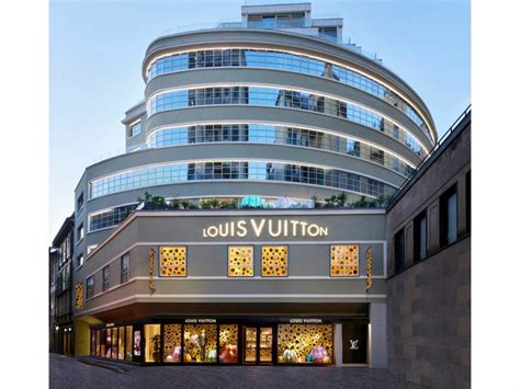 Vuitton: il nuovo spazio nell'ex Garage Traversi in centro a Milano.